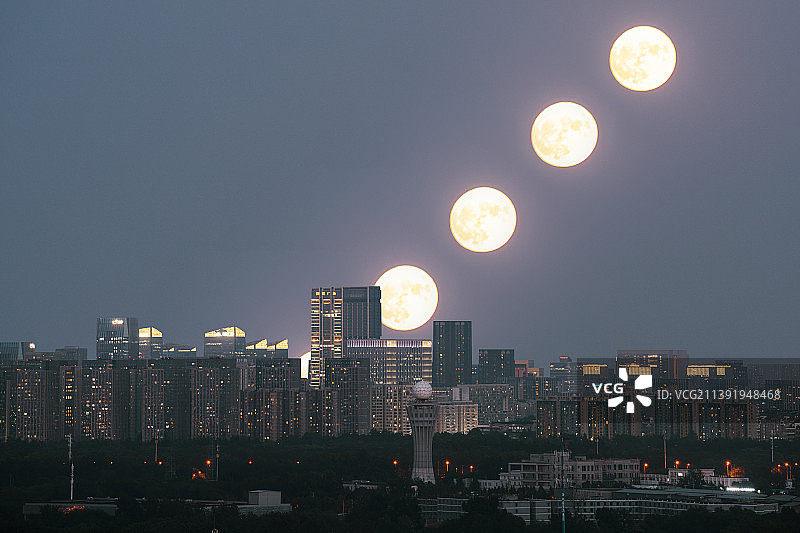 月亮序列下的城市天际线图片素材