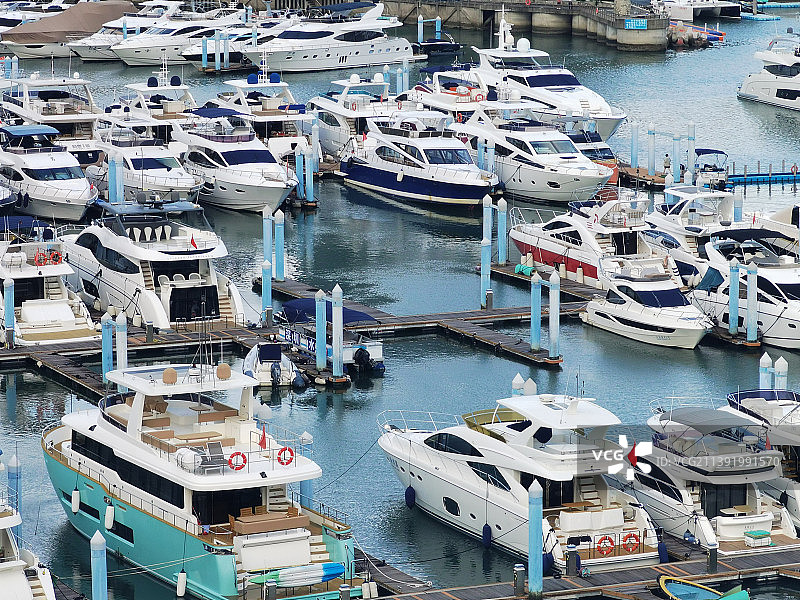 深圳盐田大梅沙湾游艇会码头停泊靠岸的游艇特写图片素材