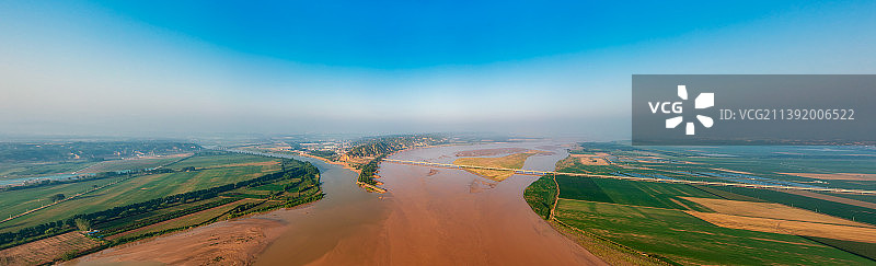 河南省郑州市巩义河洛汇流景区伊洛河与黄河交汇场景夏季户外风光航拍图片素材