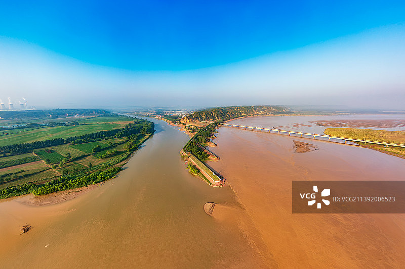河南省郑州市巩义河洛汇流景区伊洛河与黄河交汇场景夏季户外风光航拍图片素材