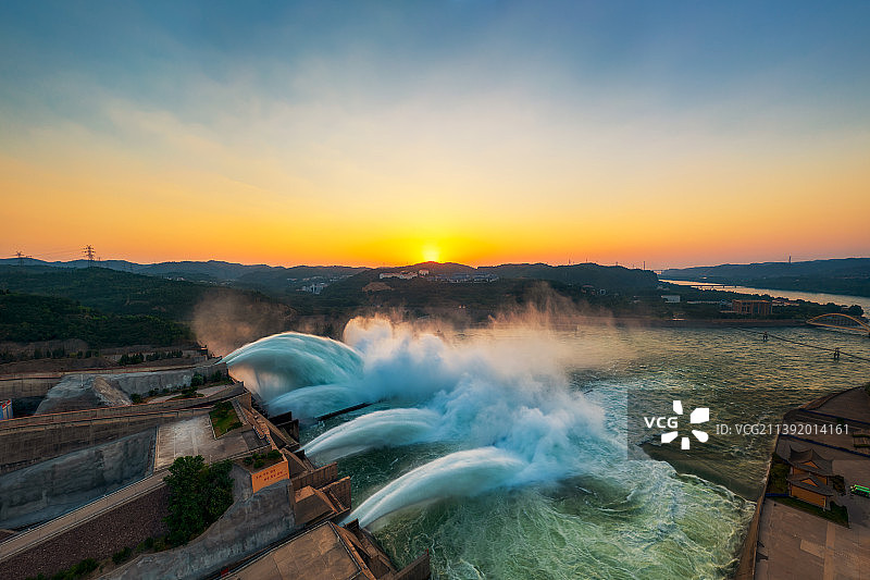 河南省洛阳市济源市黄河小浪底景区夏季调水调沙场景户外日出航拍图片素材