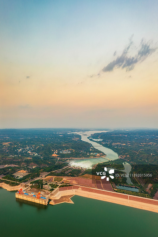 河南省洛阳市济源市黄河小浪底景区夏季调水调沙场景黄昏时分户外航拍图片素材