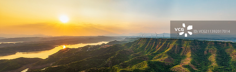 河南省洛阳市济源市黄河小浪底景区旁山顶的风力发电站夏季户外航拍图片素材