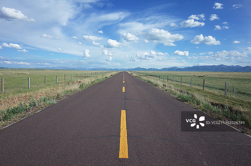 草原上的公路图片素材