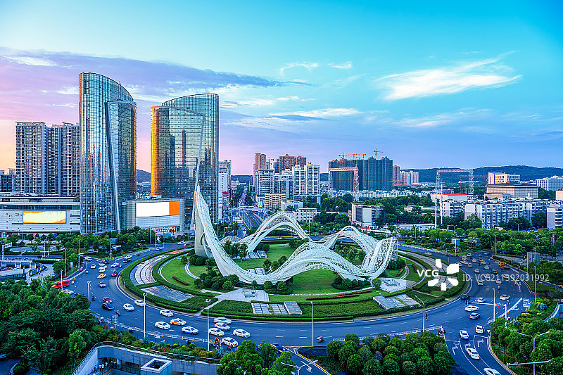 武汉夏季光谷广场日落时段城市风光图片素材