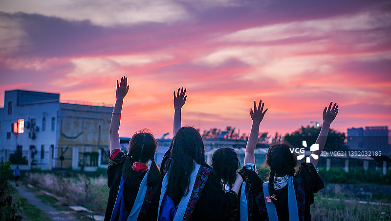 晚霞毕业学士服图片素材