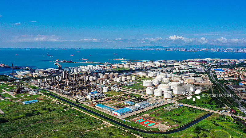 海边炼厂图片素材