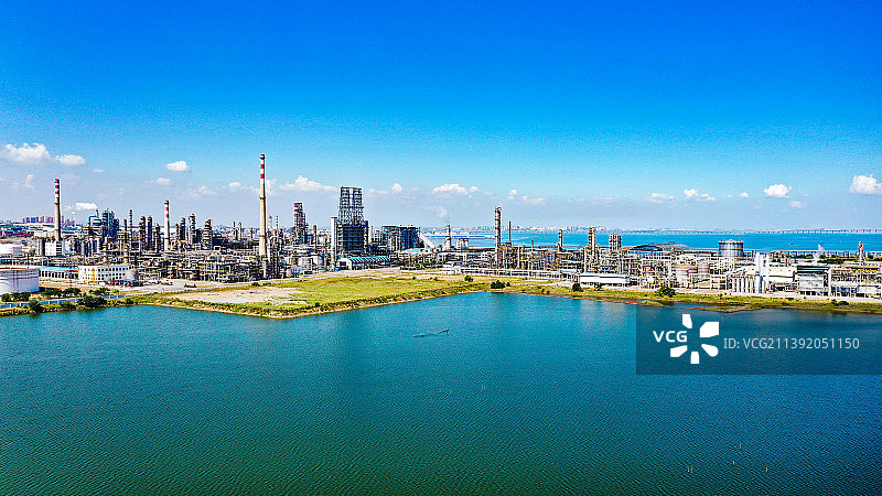 碧海蓝天下的青岛炼化图片素材