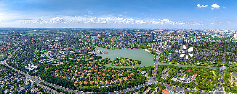 松江新城泰晤士小镇 方松社区湖畔天地东鼎商圈 佘山 华亭湖 夏天午后的高空积云 松江大学城图片素材