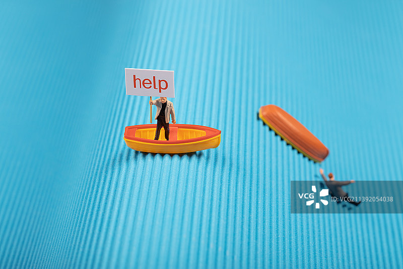 微缩创意在浪尖上小船里寻求帮助的人图片素材
