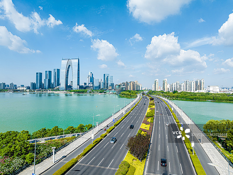 江苏苏州工业园区金鸡湖景区航拍，东方之门图片素材