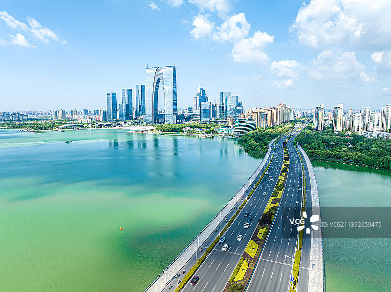 江苏苏州工业园区金鸡湖景区航拍，东方之门图片素材