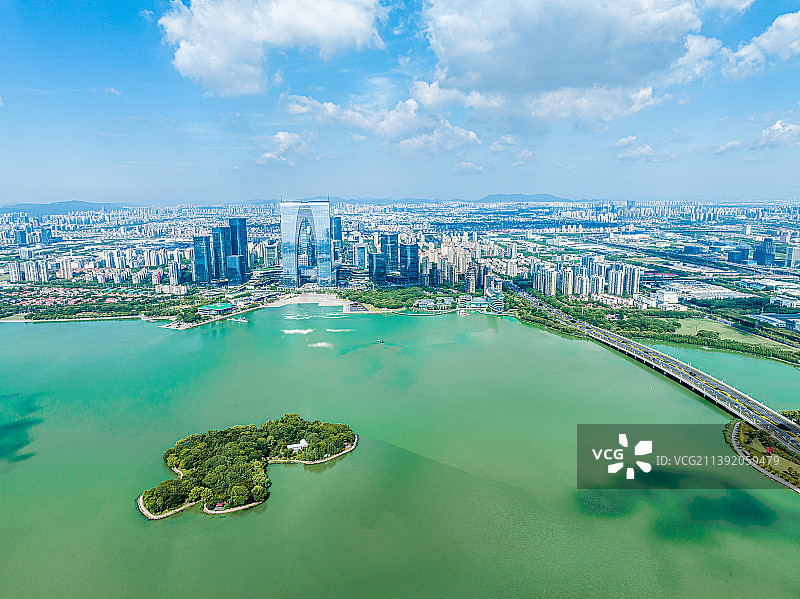 江苏苏州工业园区金鸡湖景区航拍，东方之门图片素材
