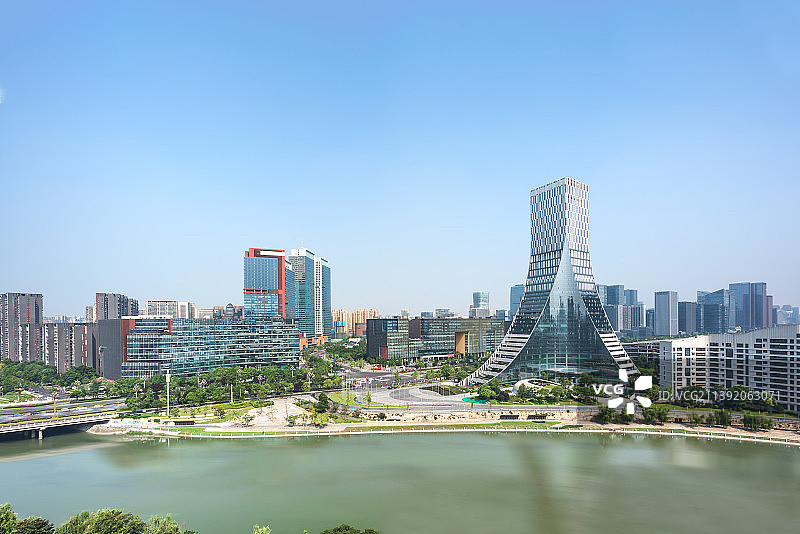 成都高新区欧洲中心河流繁忙的交通白昼晴天高视角图片素材