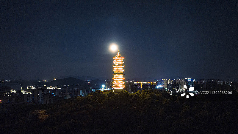 今年最大的月亮岳阳圣安寺图片素材