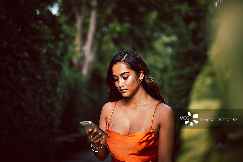 使用手机的混血年轻女子 портрет图片素材