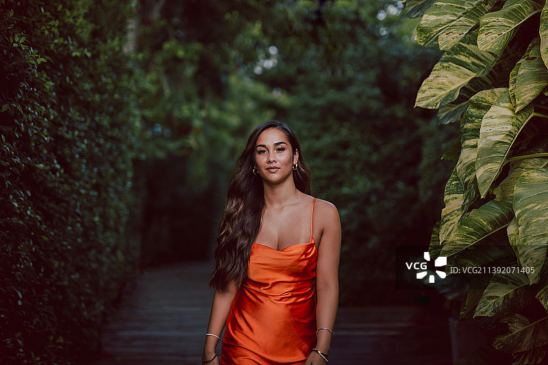 有着长波浪发的美丽黑发女子肖像图片素材