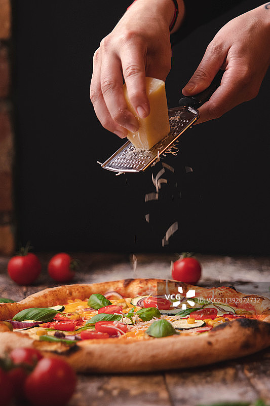 女子在桌上准备食物图片素材