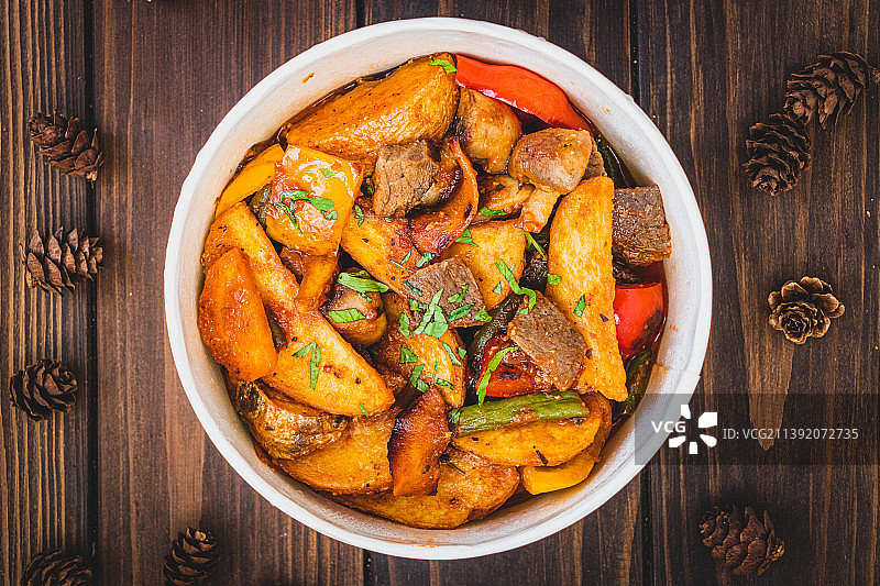 正上方是餐桌上盘子里的食物图片素材