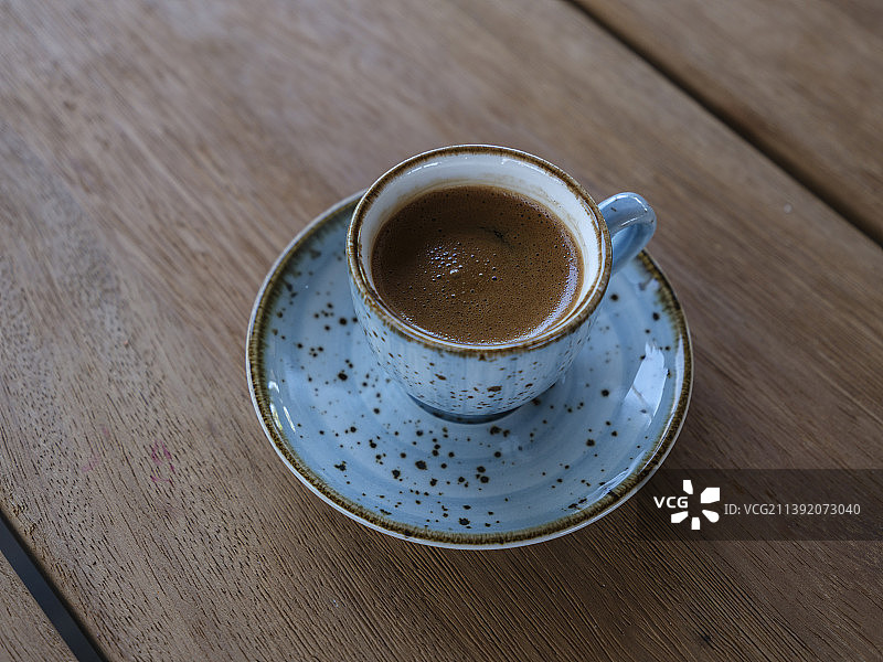 蓝色杯子里的传统土耳其咖啡图片素材