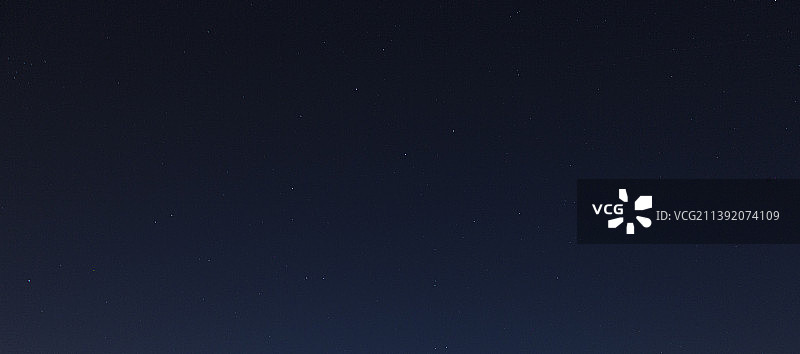 绚丽的晚霞天空和发光云彩图片素材