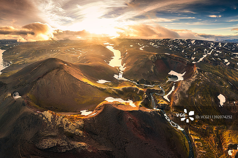 冰岛中部高地的神秘火山坑和冰川图片素材