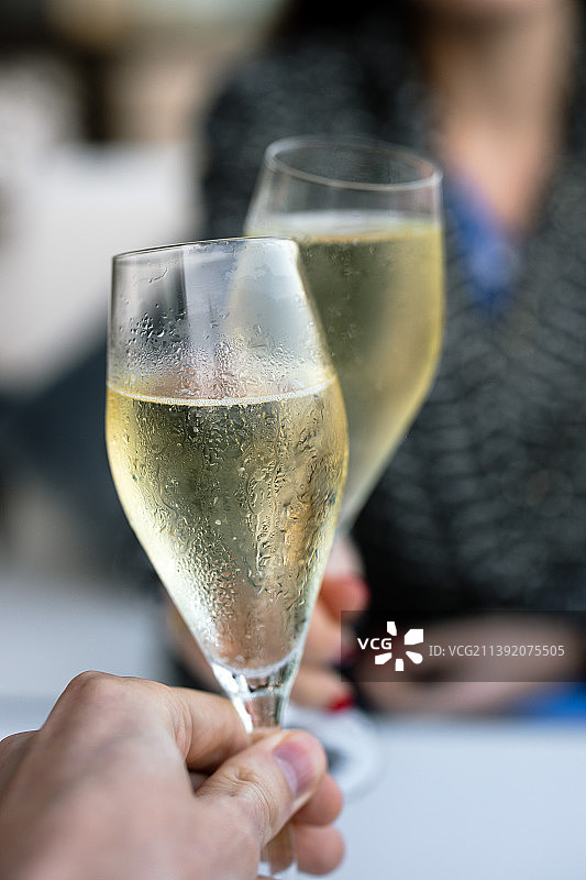 人们举杯庆祝香槟图片素材