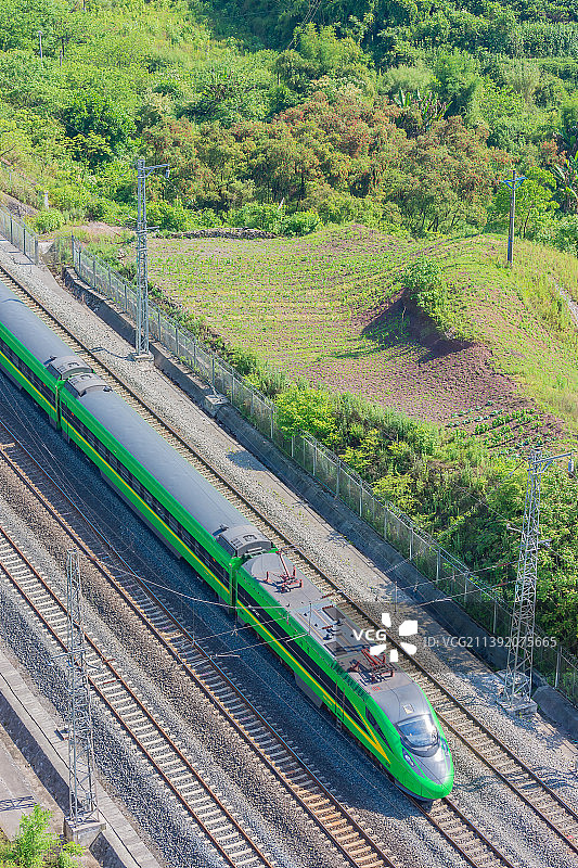 行驶在深山里的复兴号绿巨人动车组图片素材