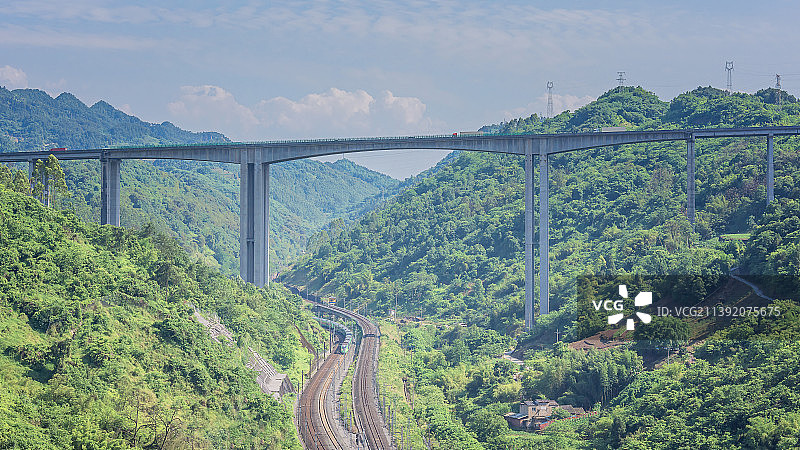 行驶在深山里的复兴号绿巨人动车组图片素材