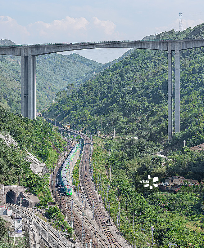 行驶在深山里的复兴号绿巨人动车组图片素材