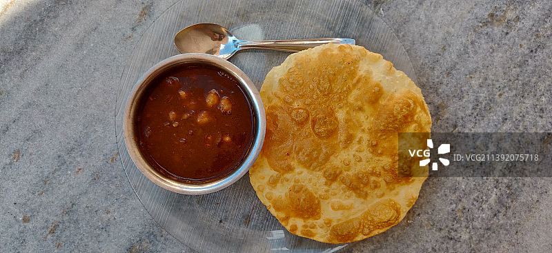 餐桌上碗里食物的镜头正上方图片素材