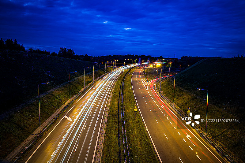 波兰姆沙纳高速公路夜间光轨高角度视图图片素材
