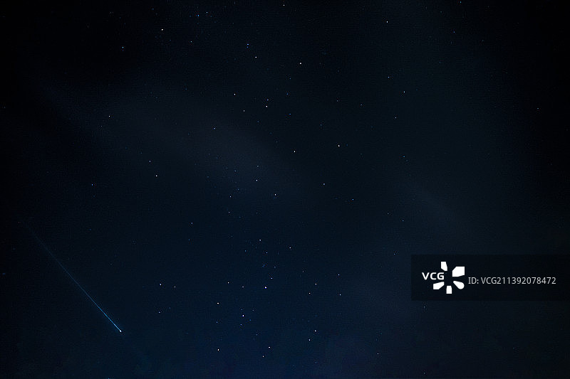 低角度拍摄的夜间星空图片素材