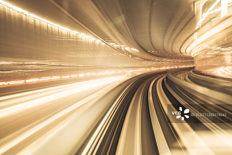 东京隧道内行驶的列车的动感模糊效果图片素材