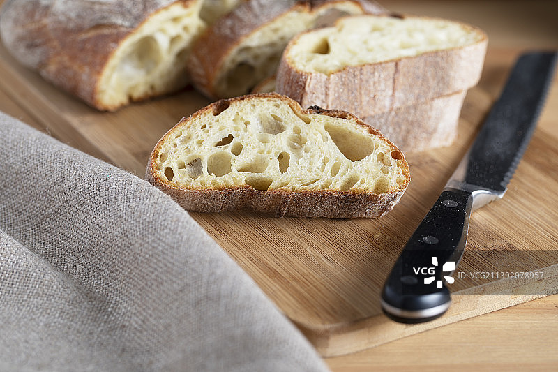 切菜板上的面包的俯视照片图片素材