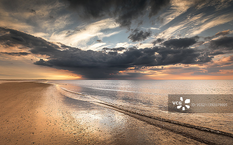 布兰卡斯特海滩日落时的暴风云，英国图片素材