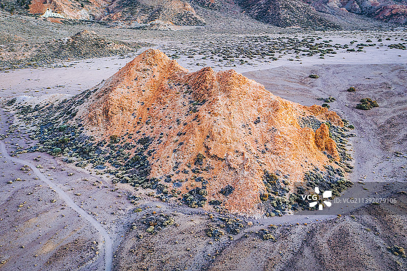 干旱沙漠和崎岖火山岩的自然景观图片素材