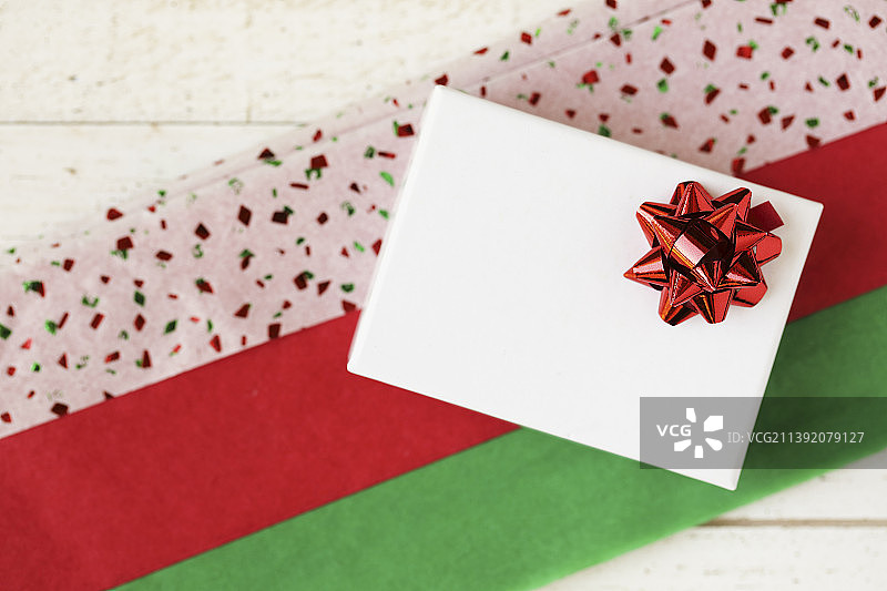 桌子上的礼品盒高角度视图图片素材