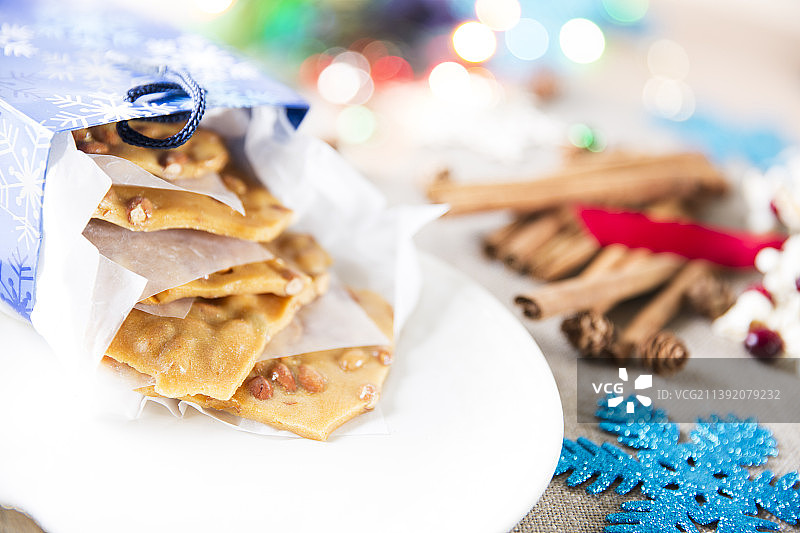 餐桌上盘子里食物的特写图片素材