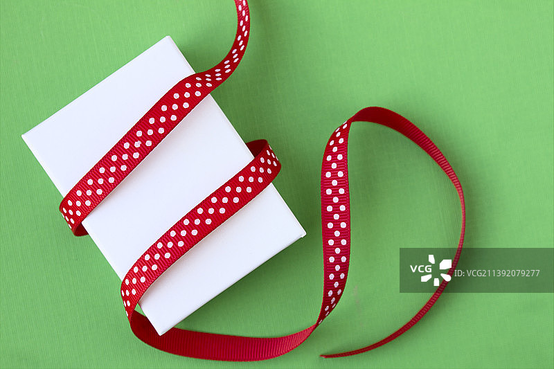 绿色背景上的绿色丝带俯视图图片素材