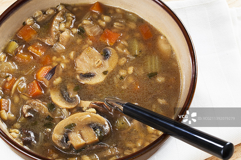 餐桌上碗里食物的高角度视角图片素材