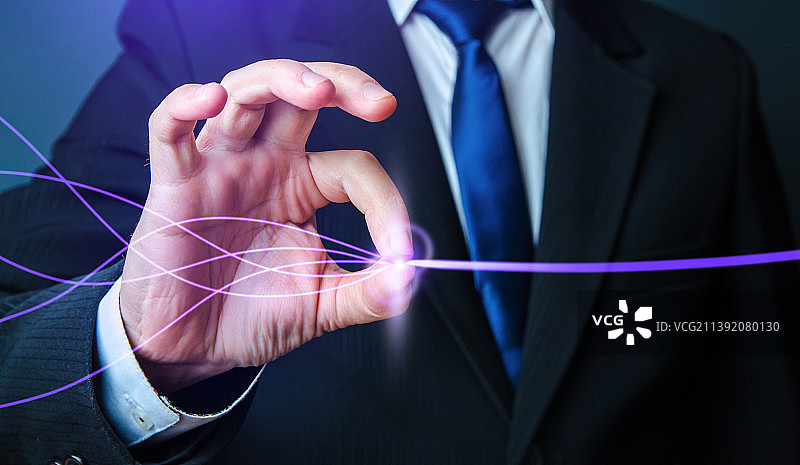 中间的商人拿着图标，背景是彩色的图片素材