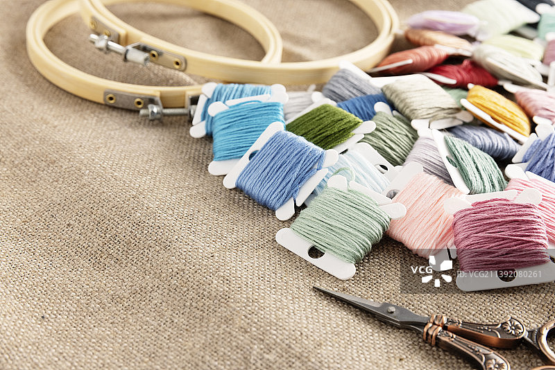 亚麻布上的刺绣线、绣圈和剪刀图片素材
