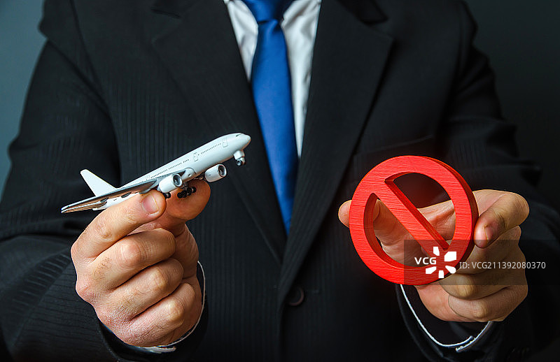 男子拿着飞机和一个红色禁止标志，乌克兰图片素材