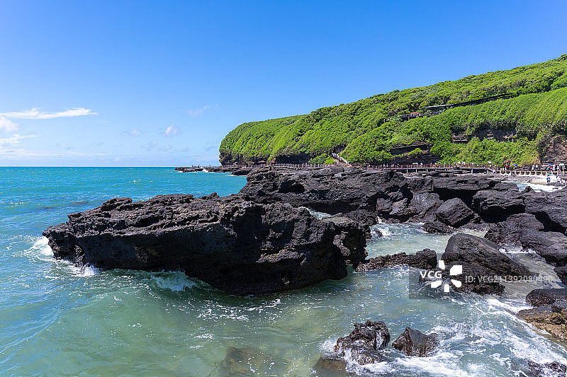 围洲岛鳄鱼山的海涛图片素材