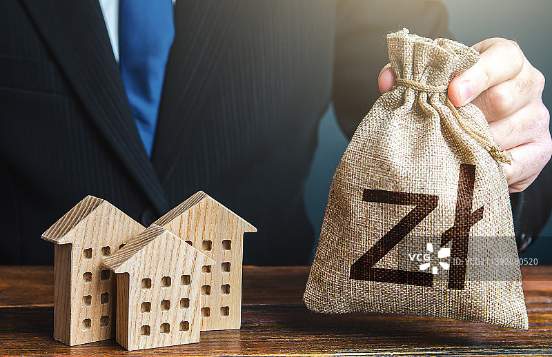 波兰兹罗提、钱袋与住宅楼房，乌克兰图片素材