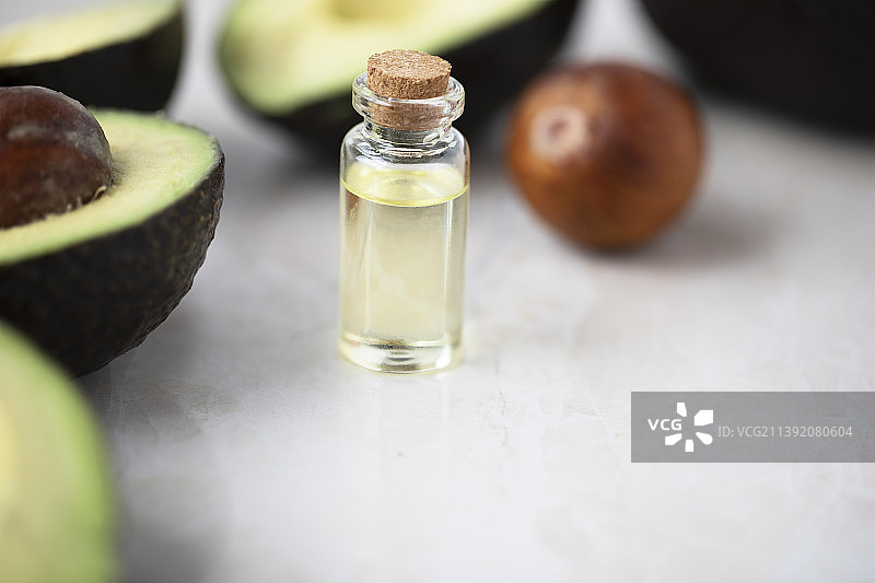 桌子上瓶装油的特写镜头图片素材