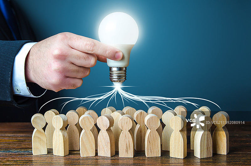 领导者将团队的努力集中在新想法上图片素材