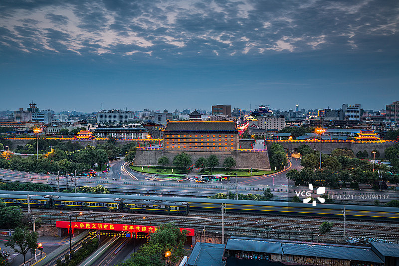 华灯初上–安远门图片素材