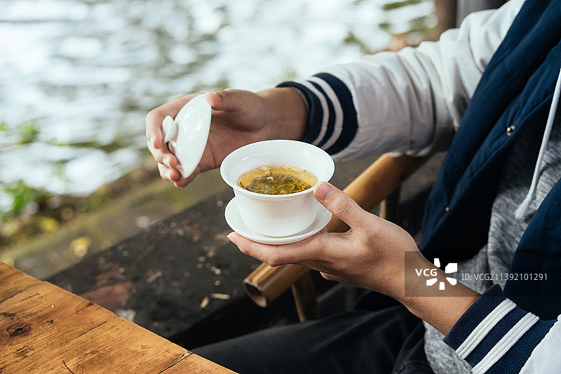 盖碗里的茉莉花茶图片素材
